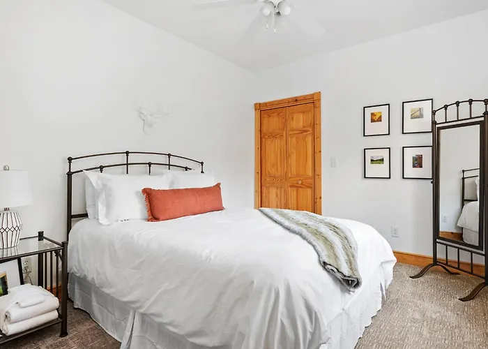 The Lodge, 'north Woods' Style, Boutique Getaway! Villa