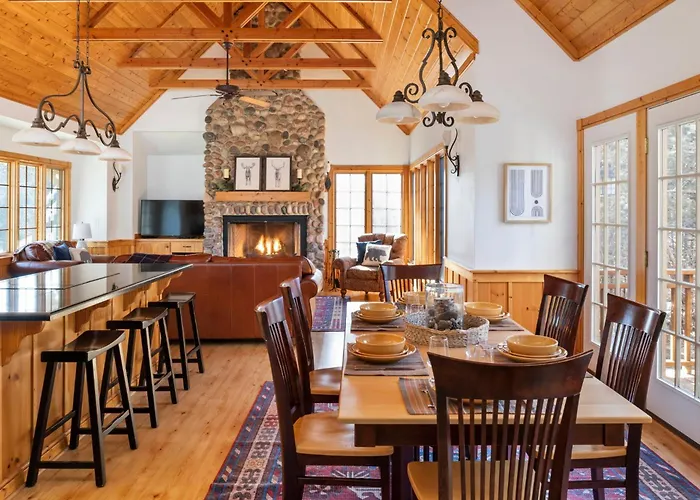 The Lodge, 'north Woods' Style, Boutique Getaway! Villa Galena