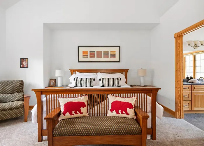 Villa The Lodge, 'north Woods' Style, Boutique Getaway! *