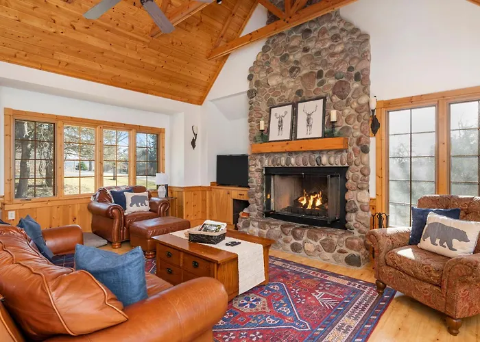 The Lodge, 'north Woods' Style, Boutique Getaway! *