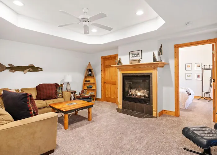 Villa The Lodge, 'north Woods' Style, Boutique Getaway!
