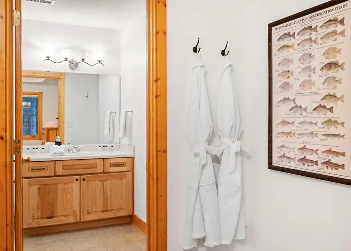 The Lodge, 'north Woods' Style, Boutique Getaway! Villa