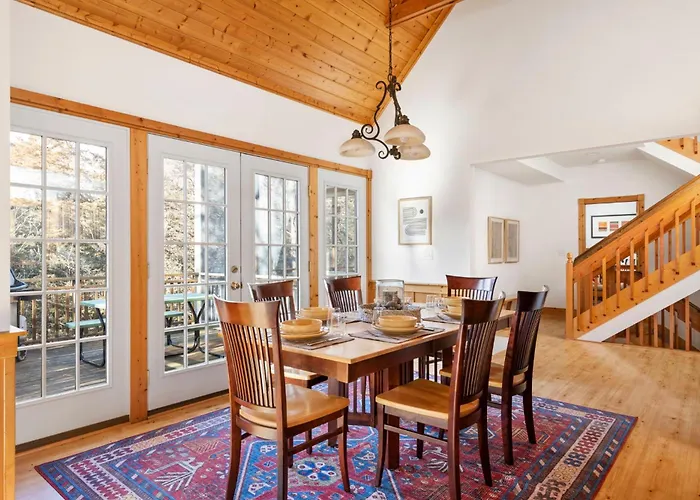 The Lodge, 'north Woods' Style, Boutique Getaway!
