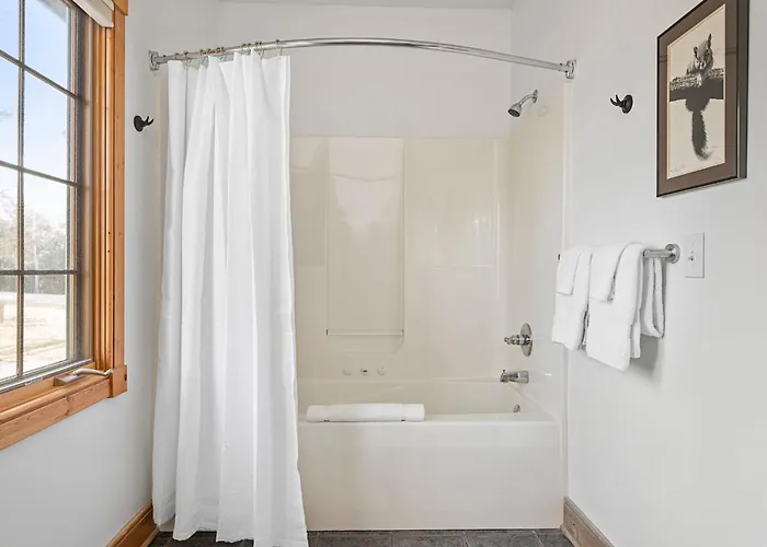 The Lodge, 'north Woods' Style, Boutique Getaway!