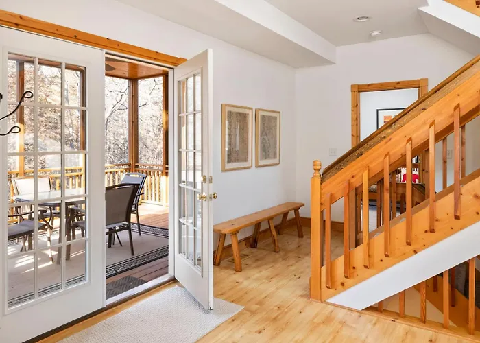 Villa The Lodge, 'north Woods' Style, Boutique Getaway!