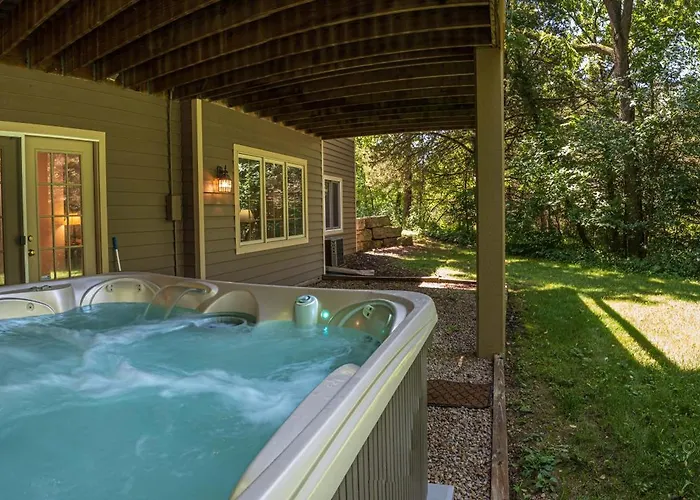 The Lodge, 'north Woods' Style, Boutique Getaway! *