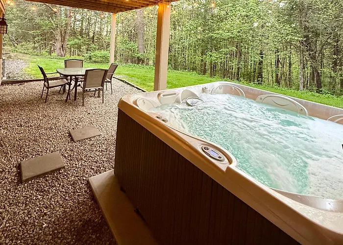 Villa The Lodge, 'north Woods' Style, Boutique Getaway!
